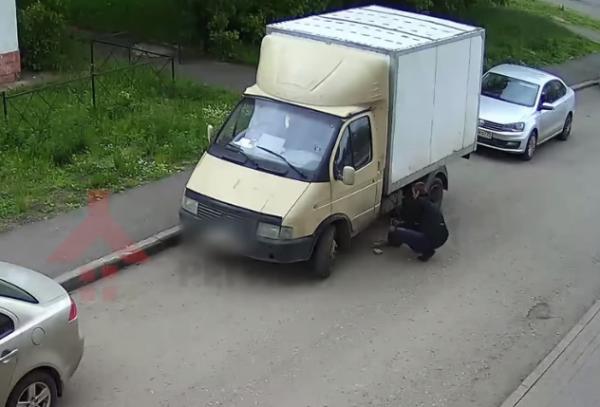 Слив бензина почти удался: видео